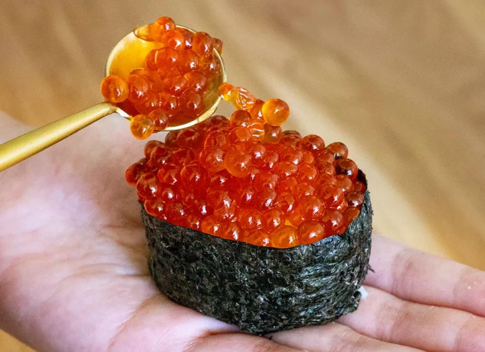 軍艦壽司配上山葵醬--魚子醬的正確吃法